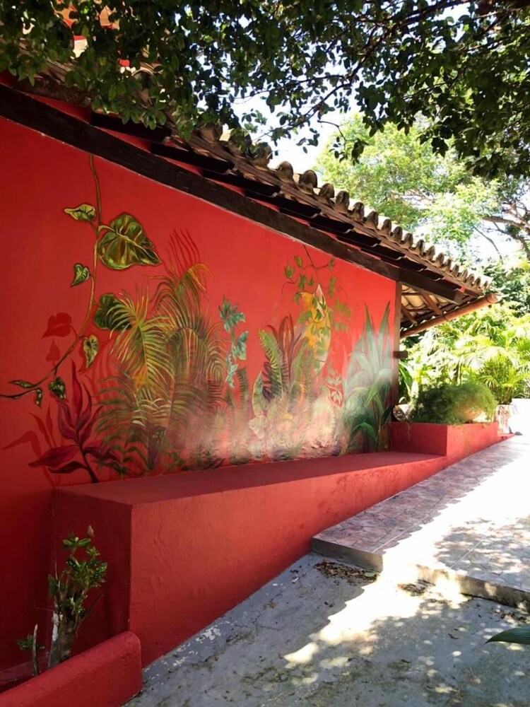 Novos Baianos Hostel e Suites