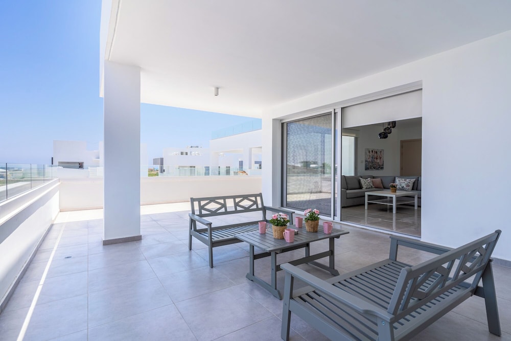 Harmonia 2-BR Apt W Pool in Livadia