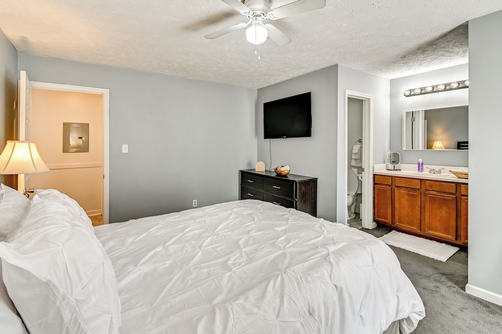 Large Yard, Office Space: Fayetteville Family Home
