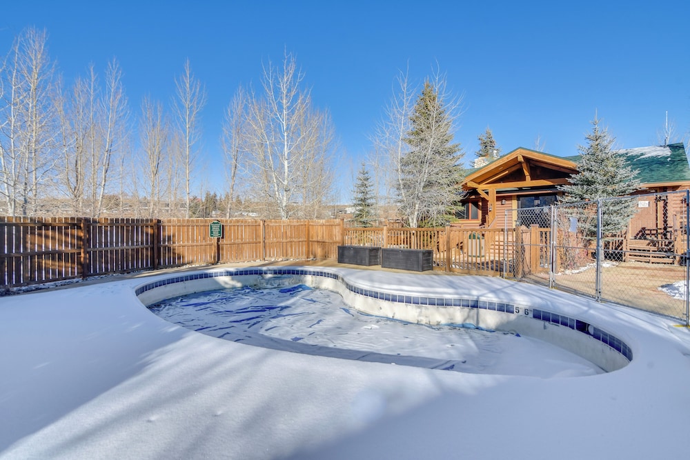 4 Mi to Granby Ranch: Cabin w/ Hot Tub Access!