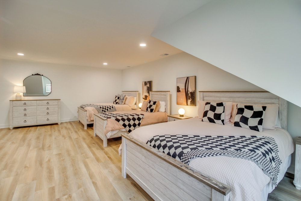 3 Mi to Winery: Jasper Mountain Chalet w/ Hot Tub!