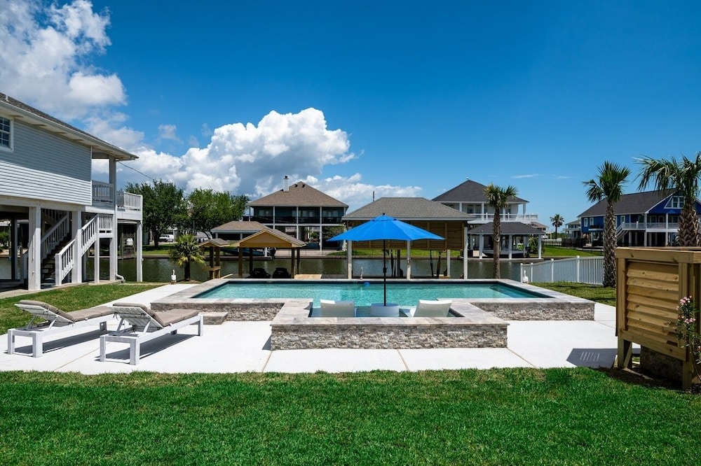 Bolivar Slam 3 Bedroom Home by RedAwning