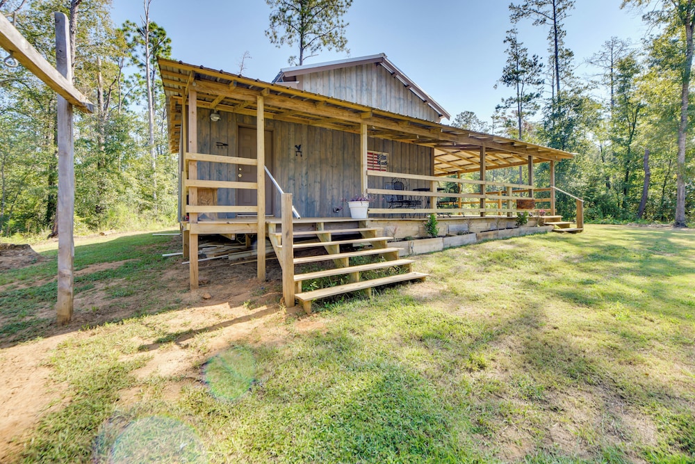 Lake Eufaula Access: Cozy Wood Cabin w/ Yard!