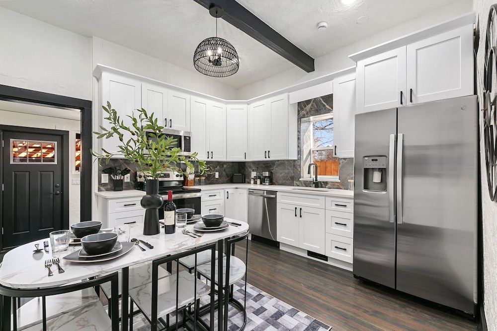Old Town Retreat w/ Hot Tub Perfect for Groups!