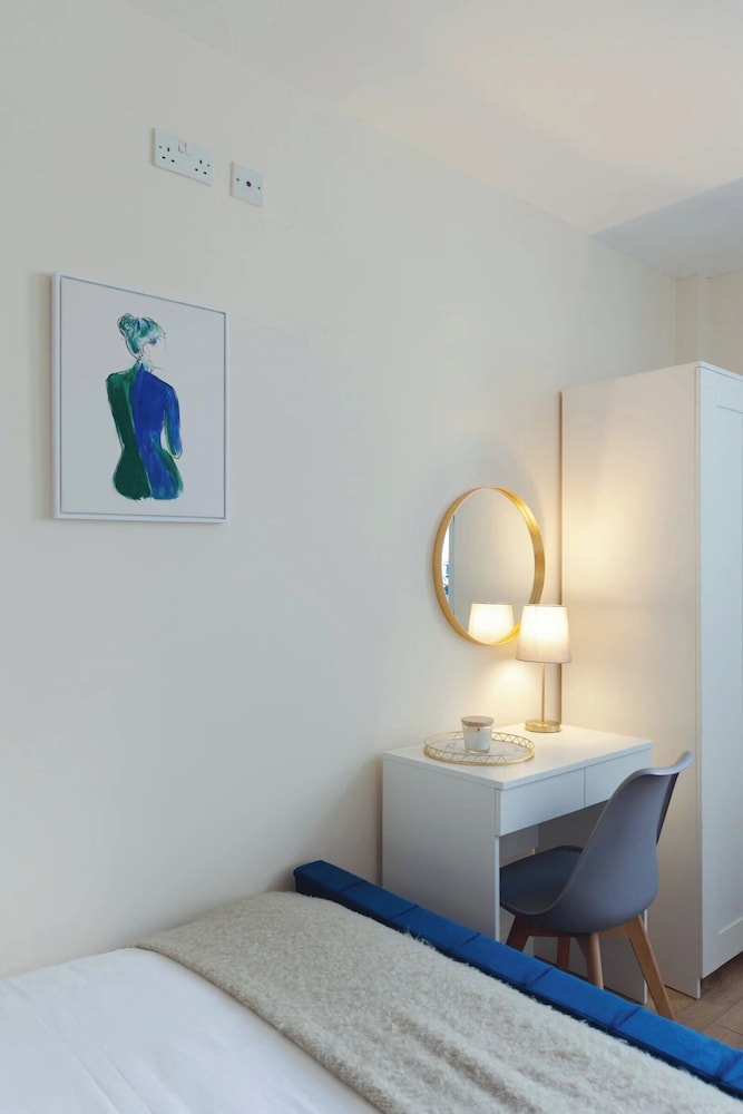 Crendon House Cosy Studio - Sleeps 2 & Kitchen
