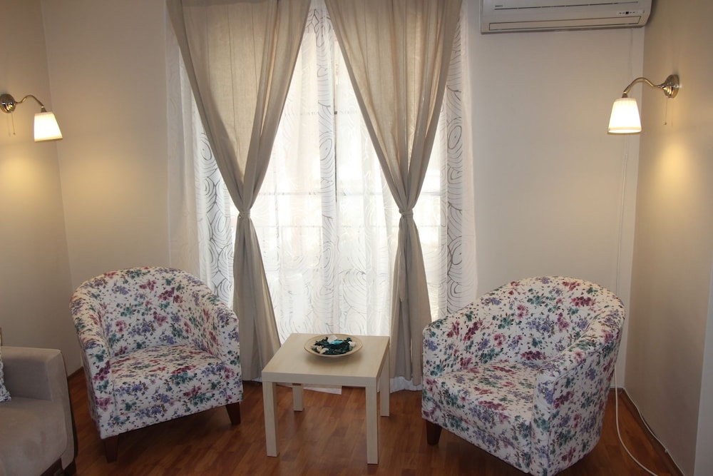 Kinzi House