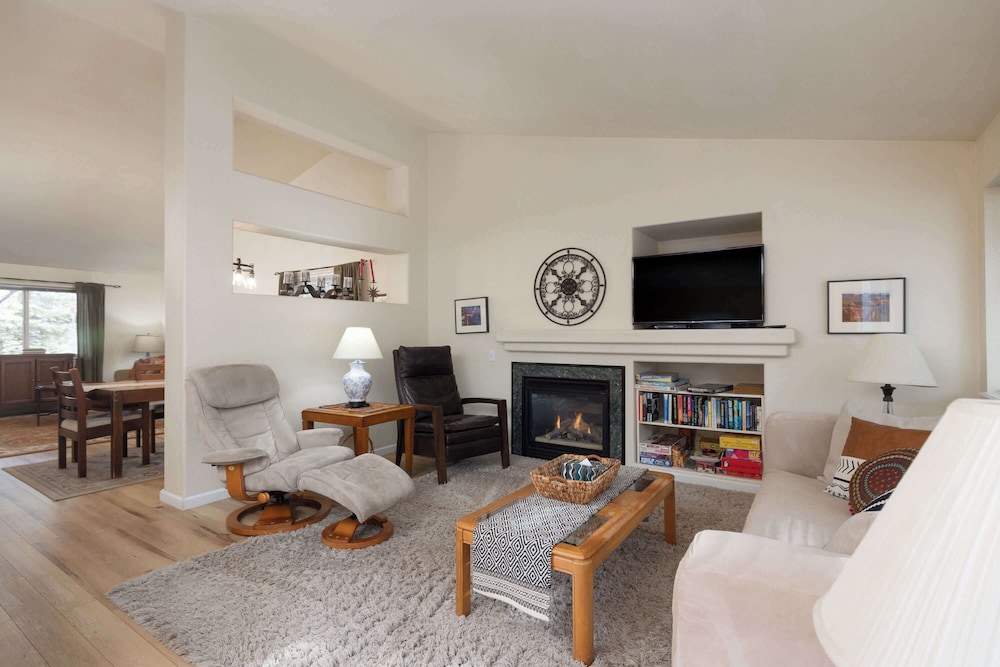 Rock Bluff Retreat - Home for 6!