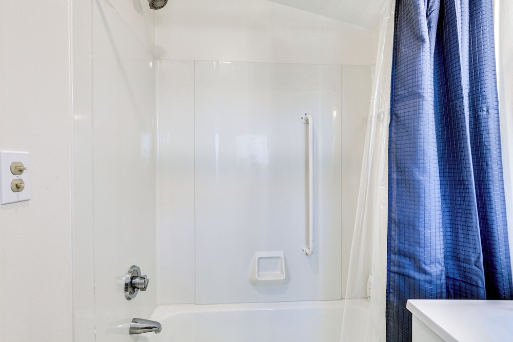 Fish & Ski: Lakefront Retreat By Mt Southington
