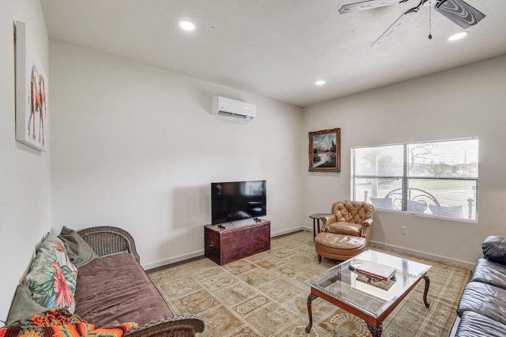 Walk to Historic Square: Jacksboro Home w/ Yard