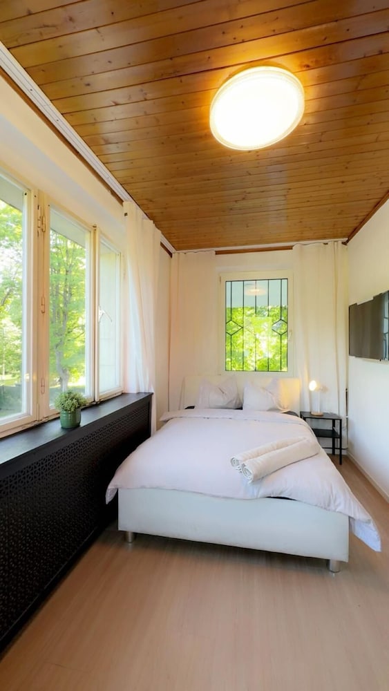 Cozy Garden Villa near Danube For 16P