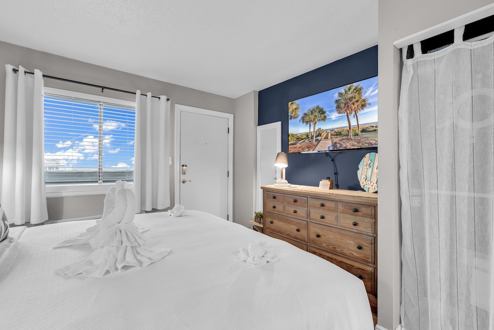 Oceanfront Resort, Great Views, King Bed, 7 Pools!