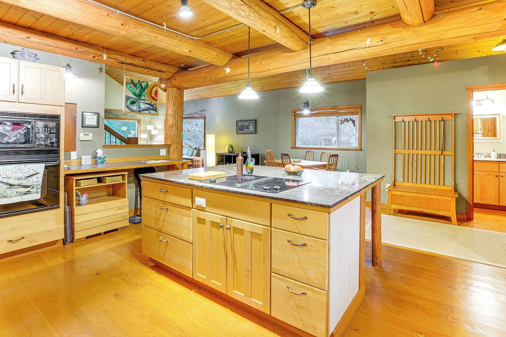11 Mi to Olympic NP: Port Angeles Retreat w/ Deck