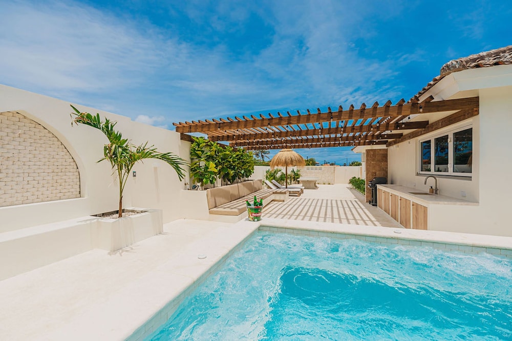 Bohostyle Villa 3min to Beach Hottub 8 Sleeps