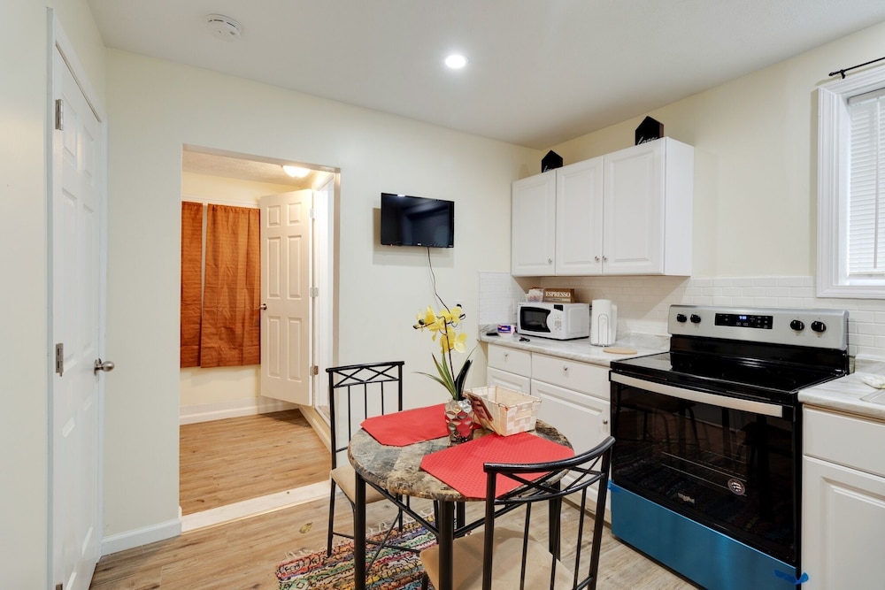 Centrally Located Apt Near Uc, Hospital And Zoo! 1 Bedroom Apts by Redawning view 5