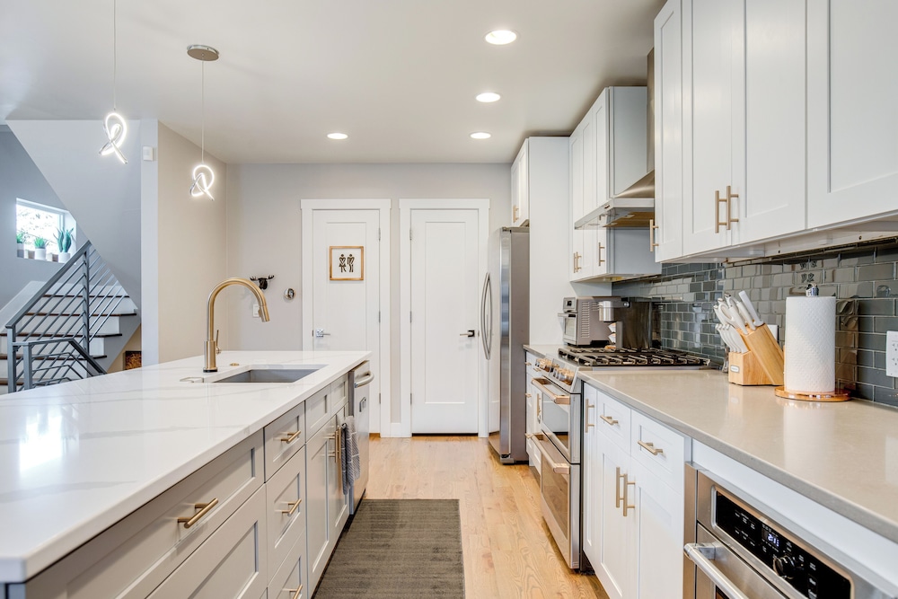 1 Mi to Dtwn Denver: Sleek Duplex w/ Rooftop Deck!