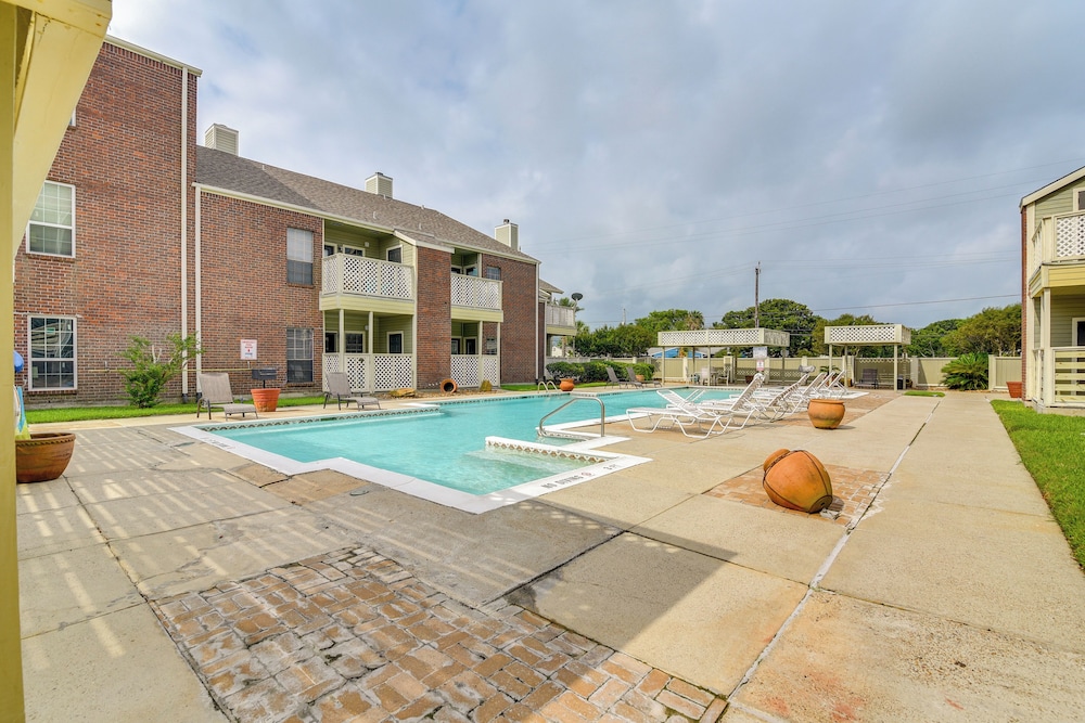 East End Galveston Condo w/ Pool, 1 Mi to Beach!