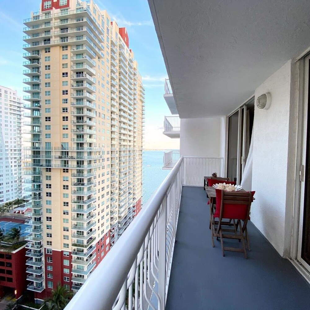 Modern 1-br Condo in Upscale Brickell Locale