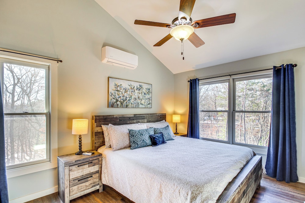 Hot Tub & Movie Room: Updated Cabin in Ellijay!