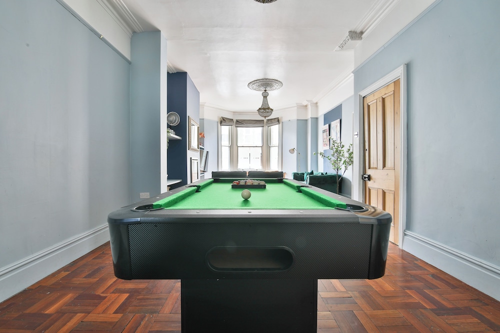 4 Bed House with Pool Table & Parking