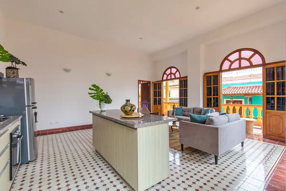 2CM-B1 APARTAMENTO EN GETSEMANI CON BALC