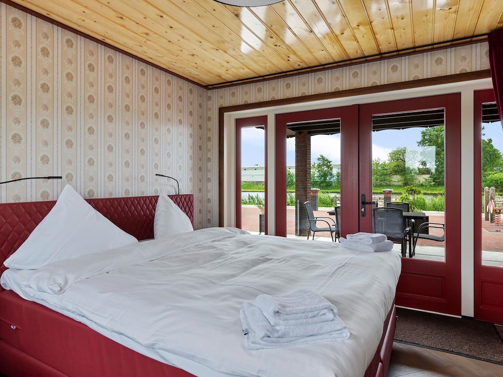 Holiday Home in Friesland Near Canal & Lake