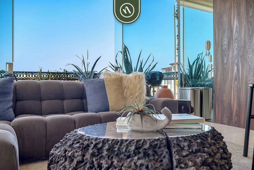 Luxury Corner Unit With Breataking Ocean Views