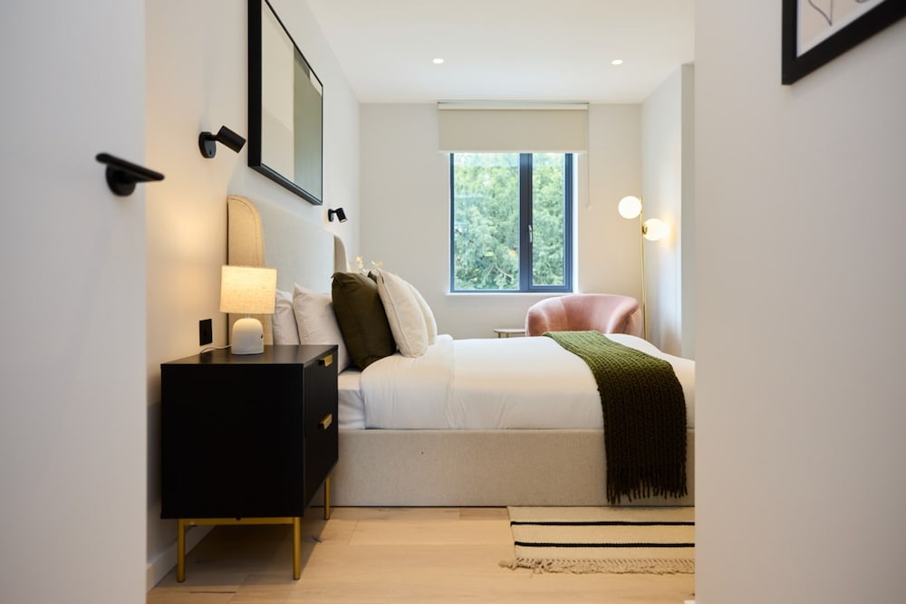 The Brondesbury Place - Bright 2bdr Flat With Balcony Parking