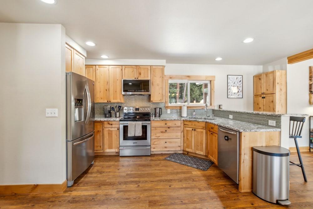 Mountain Retreat With Hot Tub, Game Room And Yard 3 Bedroom Home