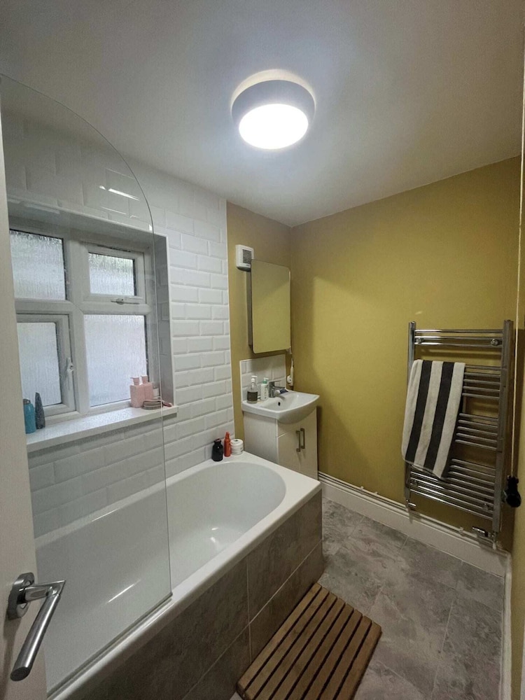 Characterful 1BD Flat w/ Private Gym - Brockley