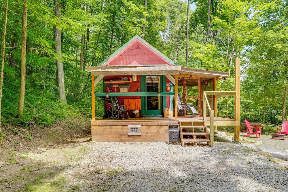 Solar-powered Brandon Studio Cabin: Hiking Access