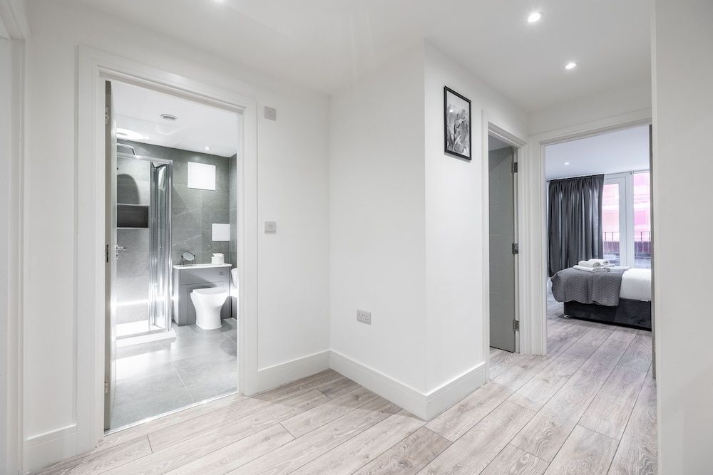 Stunning 2-bed Apartment in Camberley view 5