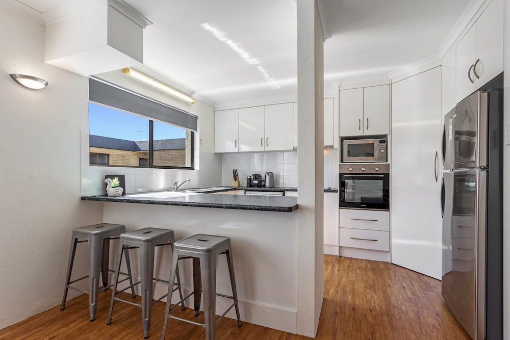 Cosy 2-bedroom Seaside Unit Steps From Beach
