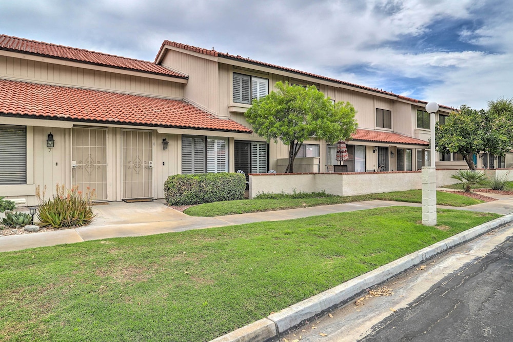 Modern Palm Springs Townhome Near Golf Courses view 2