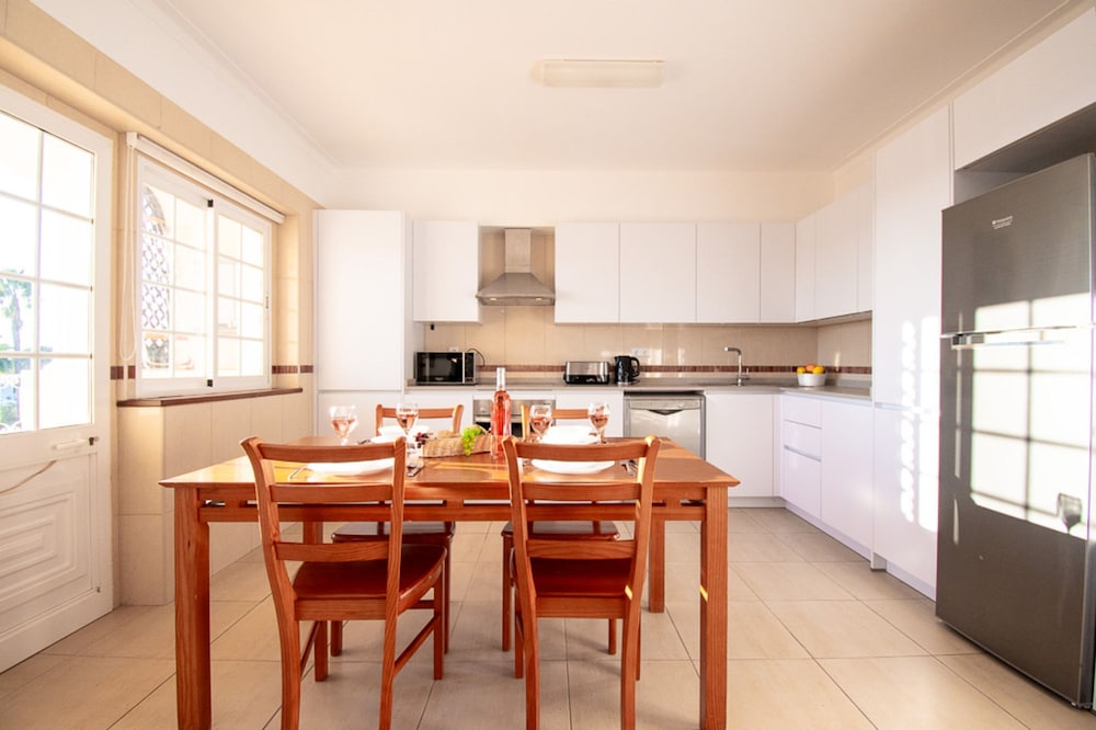10 Marinha Two Bed Apt At Award Wining Beach