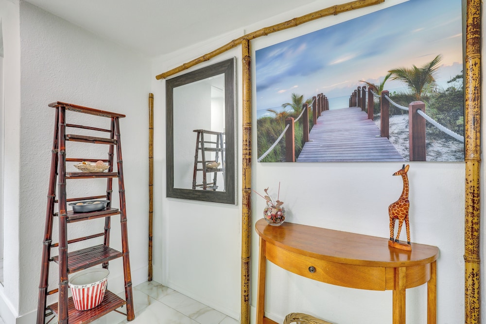 3 Mi to Beach: Hollywood Treehouse w/ Deck & Yard!