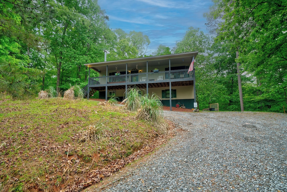 2 Bedroom Home in Ellijay! Private Hot Tub and Sunset Views