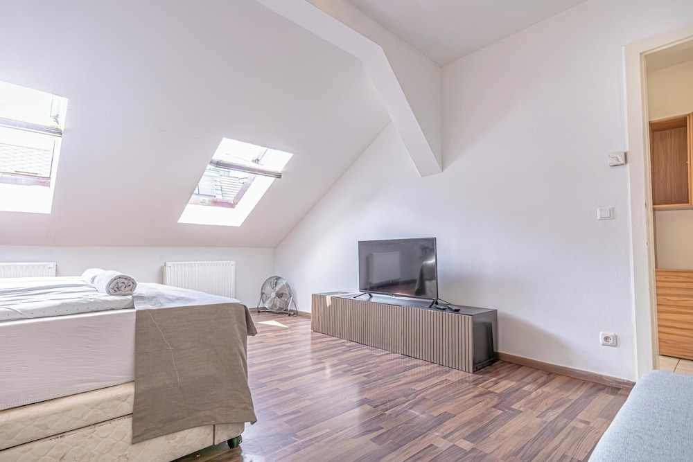 Stylish 3BR Apt With Balcony City Center