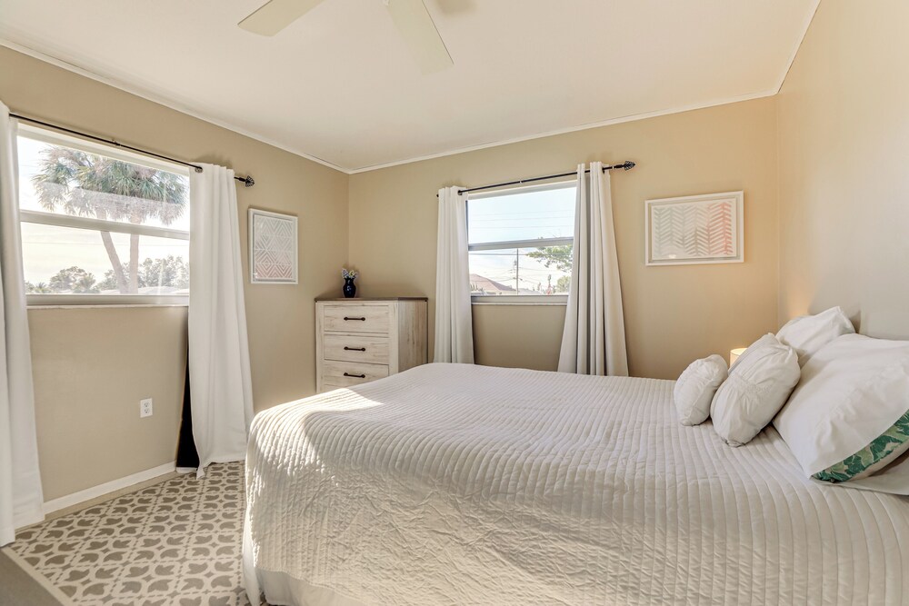 4 Mi to Historic Dtwn Venice: Home w/ Heated Pool!