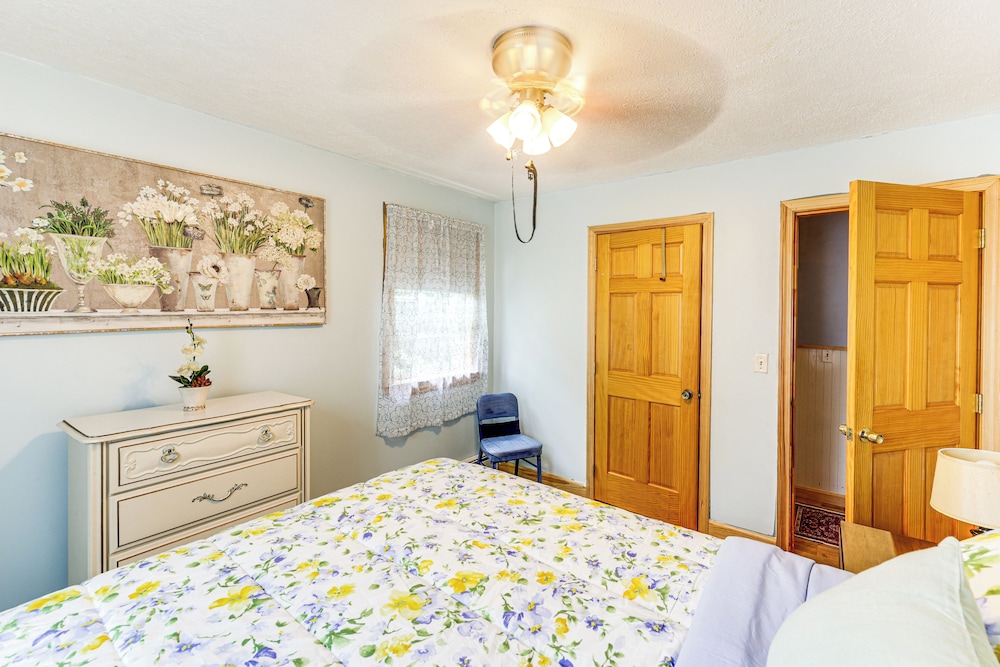 Family-friendly Home w/ Furnish Patio in Crystal!