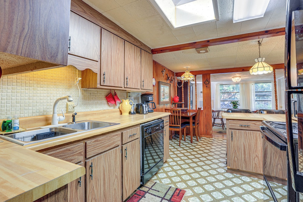 Boathouse w/ Screened Porch: Riverfront Escape!