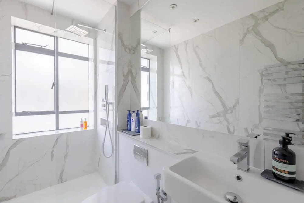 Sleek & Stylish 1BD Flat w/ Balcony - Kings Road