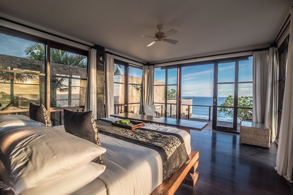 Absolute Cliff Front Pandawa Beach Villa