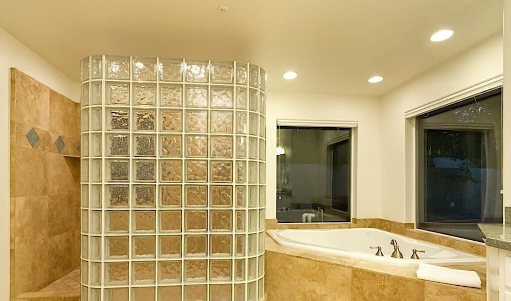 Latitude Adjustment By Signature Vacation Rentals