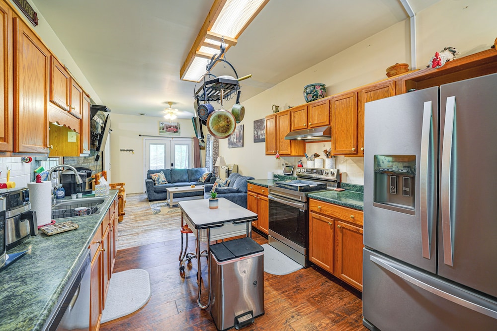 Hot Tub + Pet Friendly: Quiet French Creek Getaway