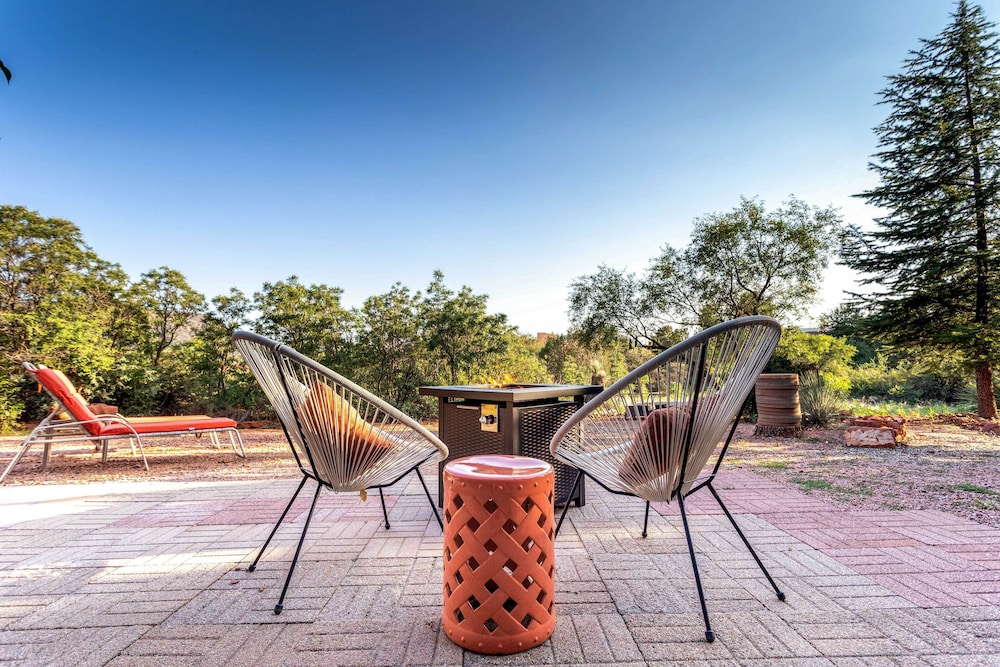 Outdoor Entertaining Space: Seonda Mtn-view Home view 5
