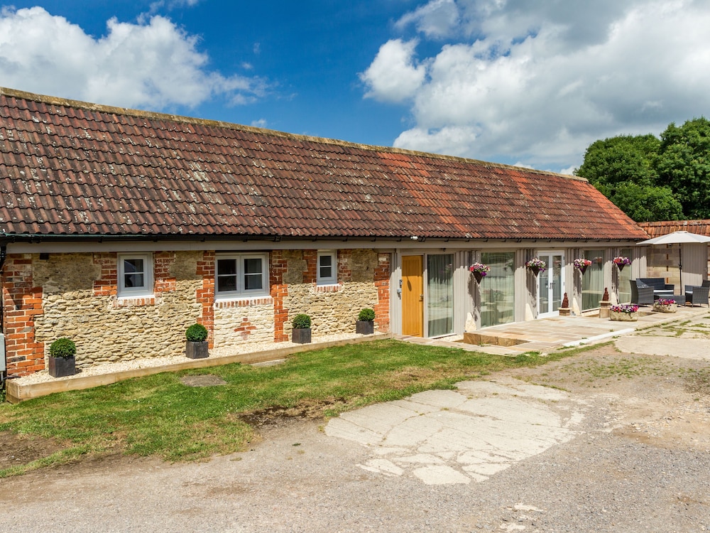 Chippenham Vacations - Oxen Cottage  Nables Farm - Property Image 1