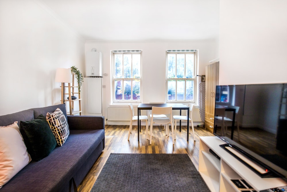 Fast Wifi Pet-friendly Sleeps 4