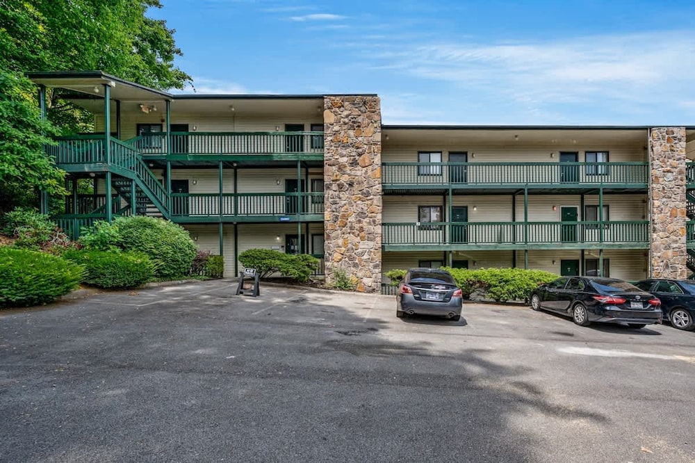Two Bed Room Condo Mountain Views Indoor Pool