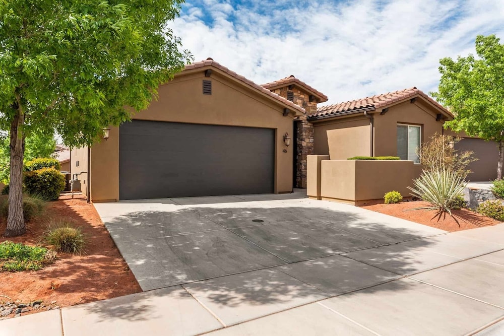 2 Units Reunion Property 7 Bedroom Home
