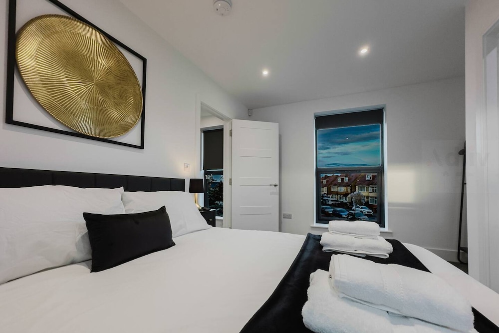 Luxury Seaside Home Parking Sleeps 8 by Adliv